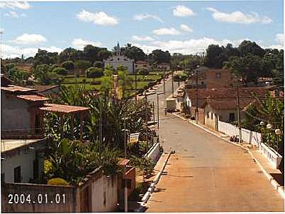 VISTA DA IGREJA MATRIZ E AV. PRINCIPAL, POR ALEXANDRE BORGES LOPES - CRISTLIA - MG