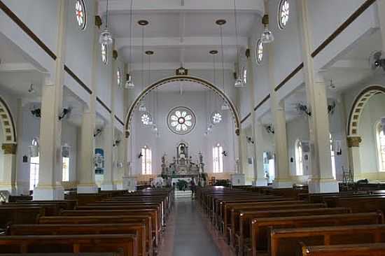 INTERIOR DA PARQUIA DO DIVINO ESPRITO SANTO-FOTO:BEATRIZ BARRETO TANE [PANORAMIO] - CRISTINA - MG