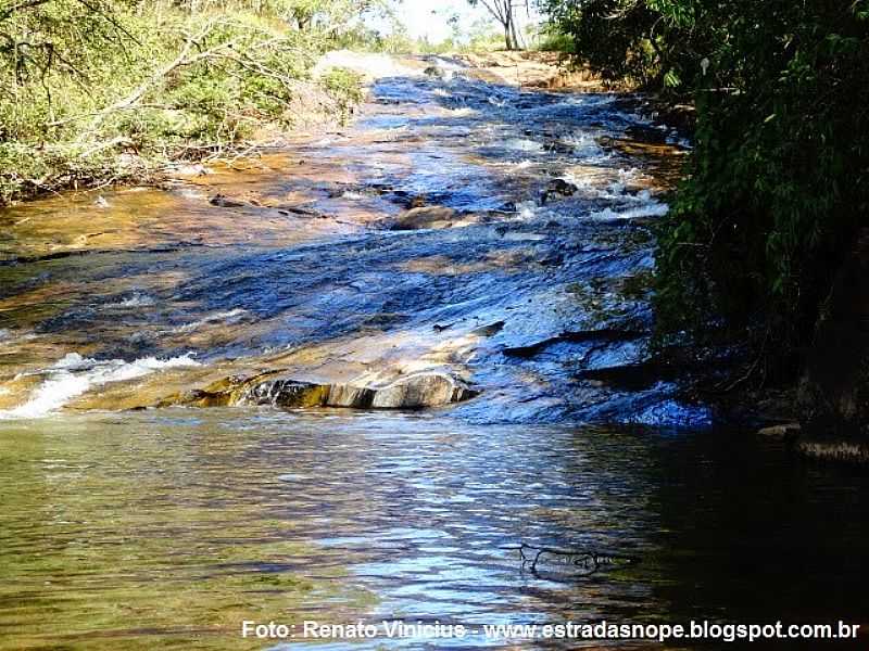 CRUCILNDIA-MG-CACHOEIRA DE MACHADOS-FOTO:RENATO VINICIUS - CRUCILNDIA - MG