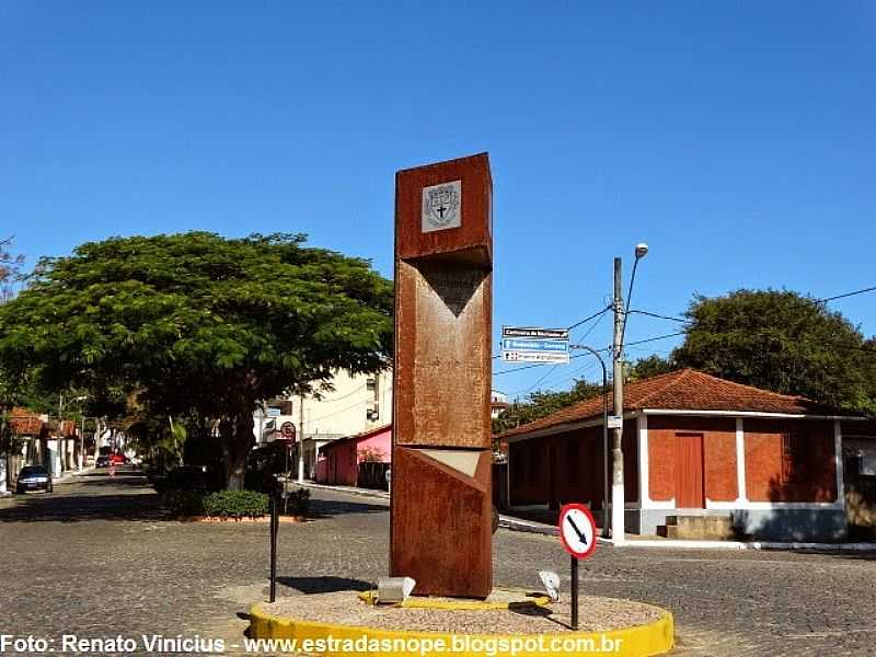 CRUCILNDIA-MG-MONUMENTO NA ROTATRIA DE ENTRADA-FOTO:RENATO VINICIUS - CRUCILNDIA - MG