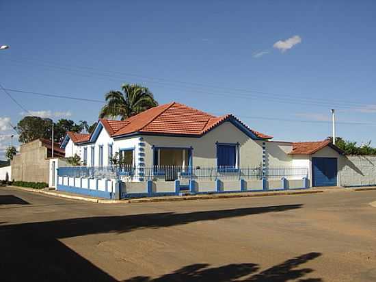 CASA EM CRUZEIRO-FOTO:FERNANDOCRIBEIRO [PANORAMIO] - CRUZEIRO DA FORTALEZA - MG