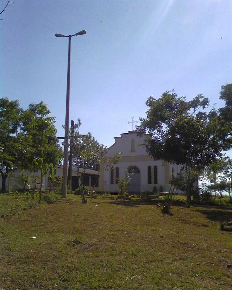 CRUZEIRO DOS PEIXOTOS-MG-PRAA E IGREJA DE SANTO ANNIO E SO SEBASTIO-FOTO:MARCOS SANTANA - CRUZEIRO DOS PEIXOTOS - MG