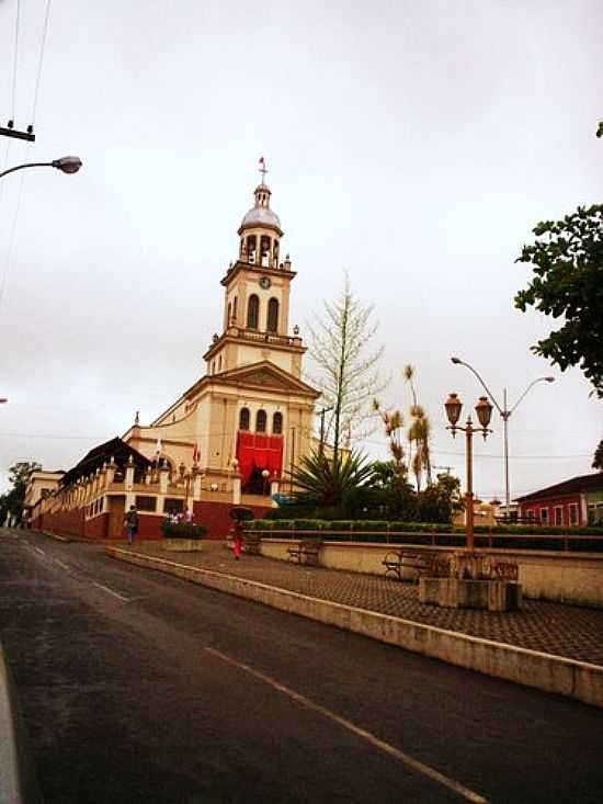 PRAA E IGREJA-FOTO:ANDR LUS VIEIRA [PANORAMIO] - CRUZLIA - MG