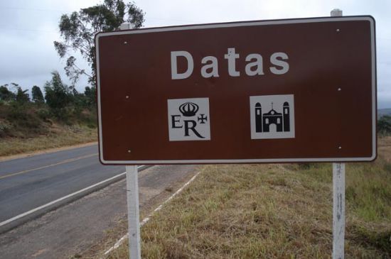 PLACA DE DATAS NO TREVO DA ESTRADA REAL, POR WILLIANS MONTEIRO - DATAS - MG