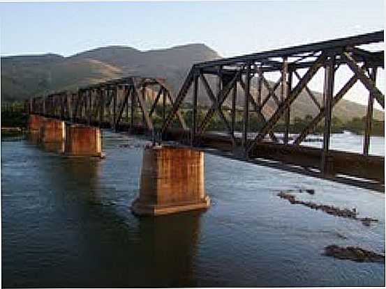 PONTILHO SOBRE O RIO DOCE-FOTO:MANINHO PORTUGAL[PANORAMIO] - DERRIBADINHA - MG