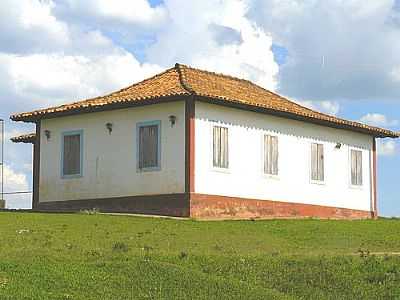 CASA ANTIGA POR ALTEMIRO O CRISTO - DESEMBOQUE - MG