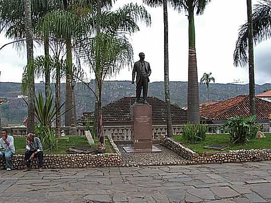 ESTTUA EM HOMENAGEM  JUSCELINO KUBITSCHEK EM DIAMANTINA-MG-FOTO:JOSE GUSTAVO A. MURT - DIAMANTINA - MG