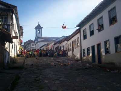 QUEIMA DO JUDAS NA RUA DO AMPARO, POR ADRIANA COUTO - DIAMANTINA - MG