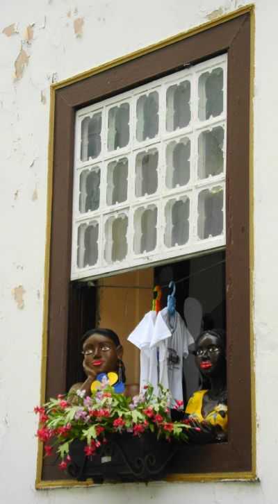 NAMORADEIRAS NAS JANELAS DE UMA LOJA EM DIAMANTINA, POR LCIA DANTAS - DIAMANTINA - MG