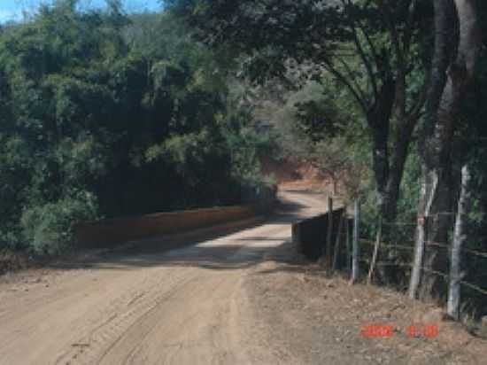 PONTE SOBRE O RIO PINHEIRO-FOTO:GERALDO SALOMO[PANORAMIO] - DIOGO DE VASCONCELOS - MG