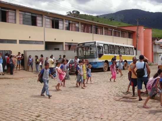 ESCOLA DR. GOMES LIMA COMPLETA 100 ANOS. POR PAULO CSAR DOS REIS - DIONSIO - MG