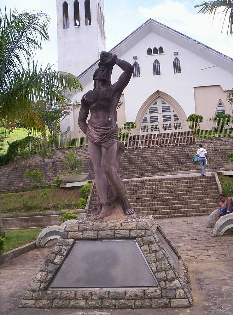 DIONSIO-MG-IMAGEM DE SO SEBASTIO EM FRENTE A MATRIZ-FOTO:PAULO MIRANDA PEREIRA - DIONSIO - MG