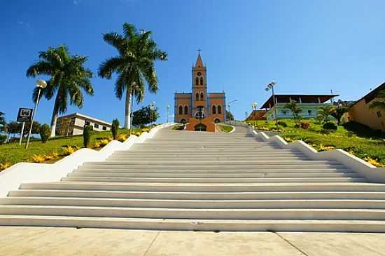 ESCADARIAS DA IGREJA MATRIZ DO DIVINO ESPRITO SANTO-FOTO:SGTRANGEL [PANORAMIO] - DIVINO - MG