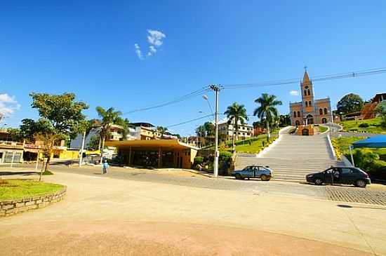 ESTAO RODOVIRIA E IGREJA-FOTO:SGTRANGEL [PANORAMIO] - DIVINO - MG