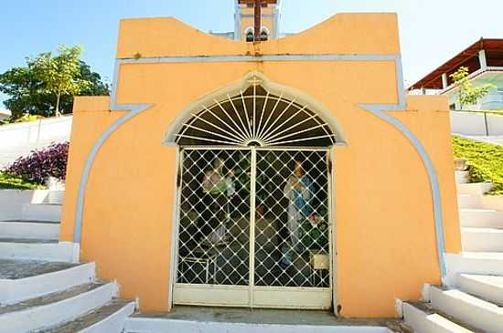 GRUTA NA ESCADARIA DA IGREJA-FOTO:SGTRANGEL [PANORAMIO] - DIVINO - MG