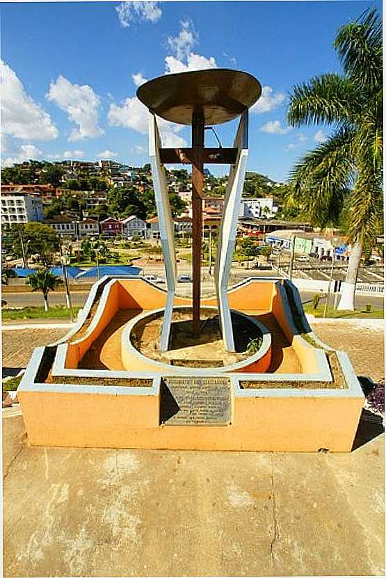 MONUMENTO AO CENTENRIO DA PARQUIA DO DIVINO ESPIRITO SANTO-FOTO:SGTRANGEL [PANORAMIO] - DIVINO - MG