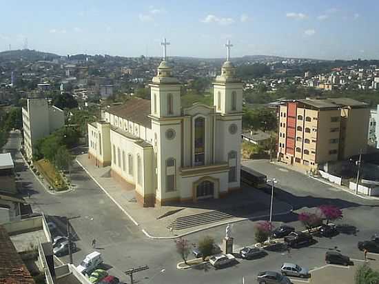 CATEDRAL DE DIVINPOLIS-FOTO:CHICRALA [PANORAMIO] - DIVINPOLIS - MG