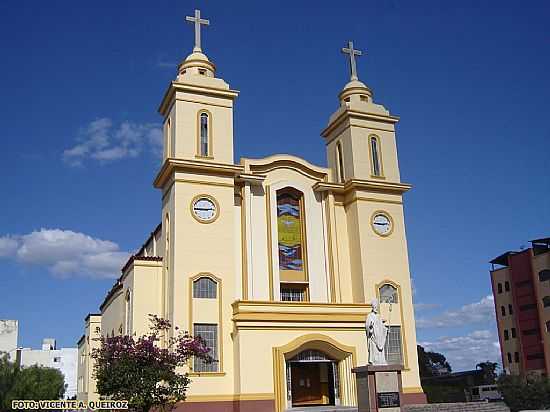 CATEDRAL DO DIVINO ESPRITO SANTO EM DIVINPOLIS-MG-FOTO:VICENTE A. QUEIROZ - DIVINPOLIS - MG