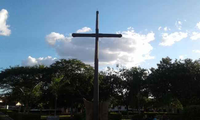 CRUZ NO CENTRO DA PRAA SALU CORDEIRO, POR EDNA RESENDE - DOM BOSCO - MG