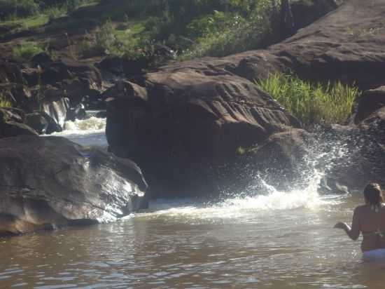 CACHOEIRA DA GUARDA A 1KM FORA DE DORES DE GUANHAES, POR ALFREDO JACONI - DORES DE GUANHES - MG