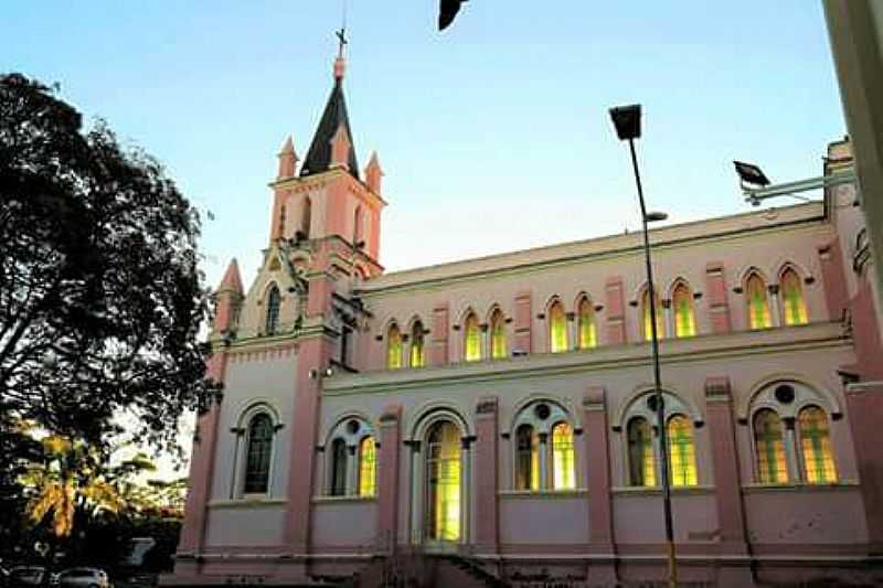 IGREJA MATRIZ DE N. SRA DAS DORES
FOTO: ADILSON LOPES OLIVEIRA - DORES DO INDAI - MG