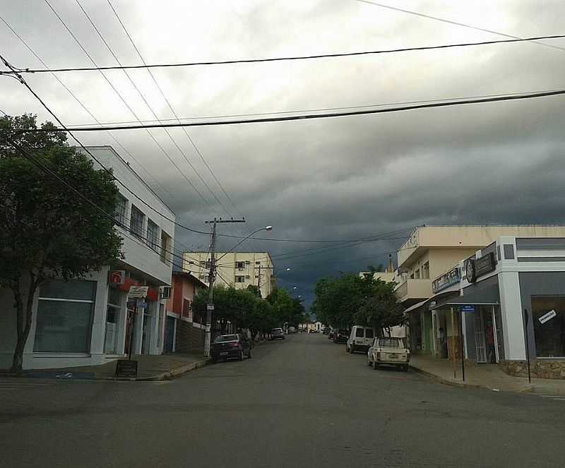 AVENIDA FRANCISCO CAMPOS - CENTRO
FOTO: SORAYA SILVA - DORES DO INDAI - MG