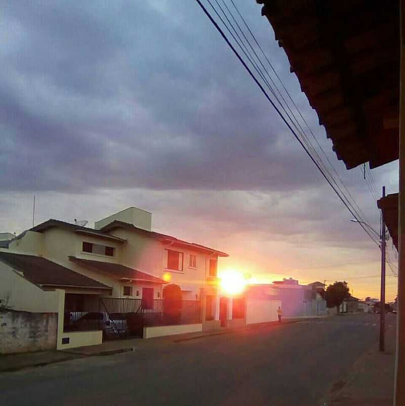 DORES DO INDAI-MG-RUA DISTRITO FEDERAL-FOTO:GASPAR FILHO-FACEBOOK - DORES DO INDAI - MG