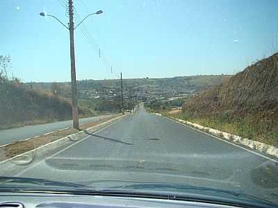 ENTRADA A CIDADE POR THOMAZ TENTE JR. - DORESPOLIS - MG