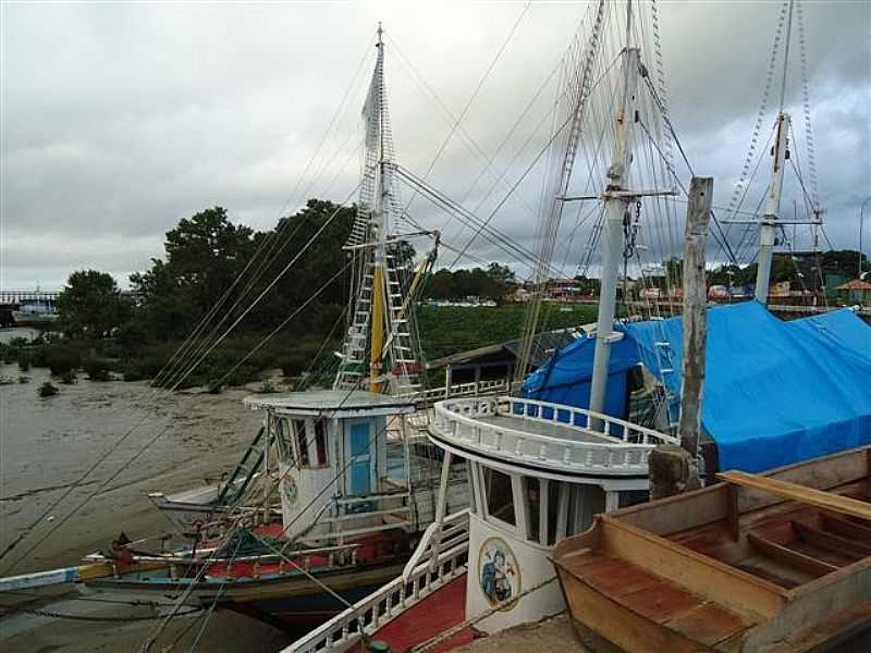 MACAP-AP-BARCOS NO ANCORADOURO-FOTO:PEDRO PAULO - MACAP - AP