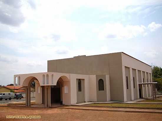 IGREJA MATRIZ DOS SANTOS POR VICENTE A QUEIROZ - ENGENHEIRO NAVARRO - MG