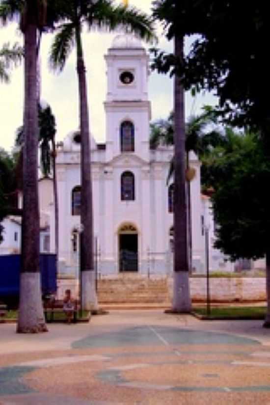 IGREJA-FOTO: BETH MARTINS [PANORAMIO] - ENTRE FOLHAS - MG