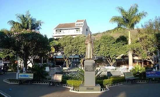 ESTTUA DO MONSENHOR RODOLFO NA PRAA CENTRAL DE ERVLIA-MG-FOTO:AMARILDO SOUZA - ERVLIA - MG