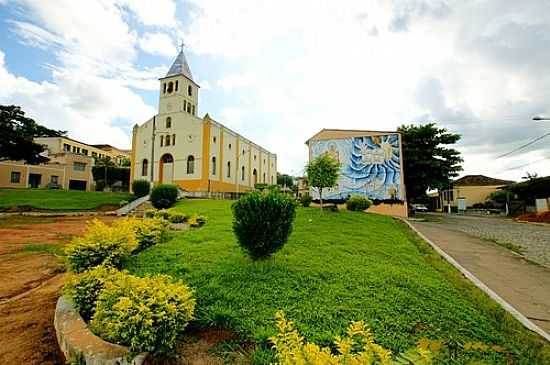 JARDINS EM FRENTE  IGREJA DE SO SEBASTIO-FOTO:SGTRANGEL [PANORAMIO] - EUGENPOLIS - MG