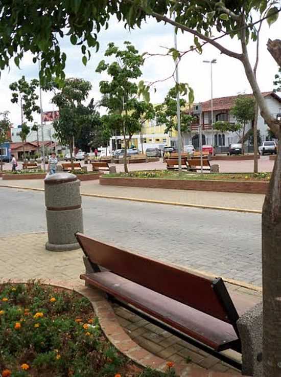 PRAA E AVENIDA EM EXTREMA-MG-FOTO:BEATRIZ P.S. FAGUNDE - EXTREMA - MG