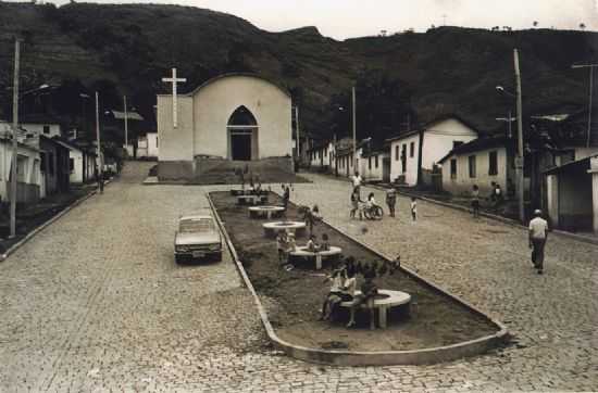 IGREJA SANTA BRBARA ANTIGA, POR LAUDEMAR MARTINS FONNSECA - FERVEDOURO - MG