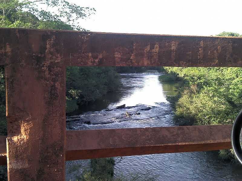 FRANCISCO DUMONT-MG-PONTE NO RIO JEQUITA-FOTO:DILO - FRANCISCO DUMONT - MG