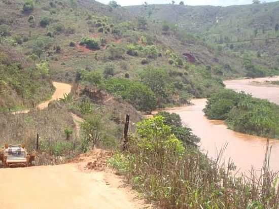 O RIO E ESTRADA DE FREI INOCNCIO-MG-FOTO:CONTATO@GUIADEFECHAD - FREI INOCNCIO - MG