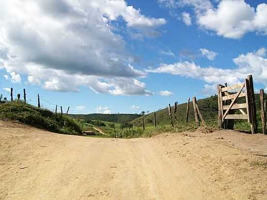 PAISAGEM-FOTO:LITTLESHEDOW [PANORAMIO] - FREI SERAFIM - MG