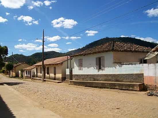 RUA DA CIDADE-FOTO:LITTLESHEDOW [PANORAMIO] - FREI SERAFIM - MG