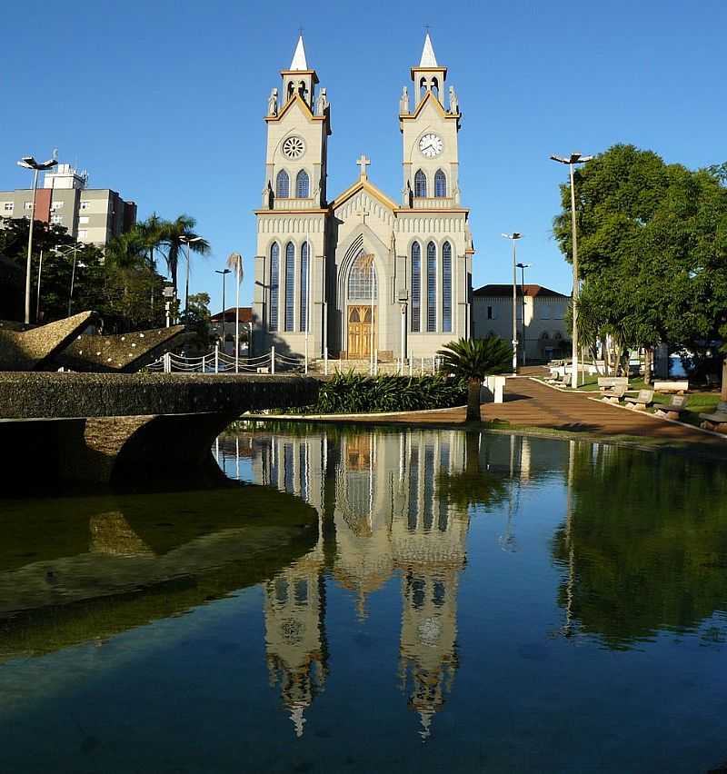 FRUTAL-MG-CHAFARIZ NO LAGO EM FRENTE A MATRIZ DE N.SRA.DO CARMO-FOTO:ALTEMIRO OLINTO CRISTO - FRUTAL - MG