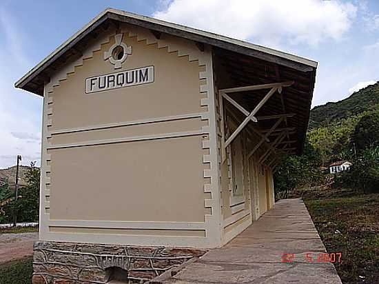 ANTIGA ESTAO FERROVIRIA ATUAL CENTRO COMUNITRIO-FOTO:GERALDO SALOMO [PANORAMIO] - FURQUIM - MG