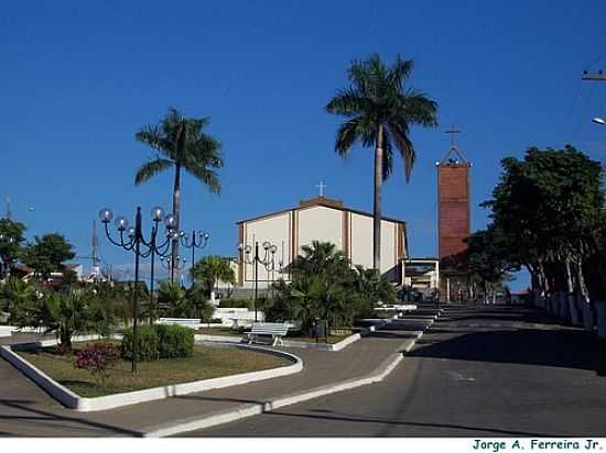 PRAA E IGREJA-FOTO:JORGE A. FERREIRA JR [PANORAMIO] - GOIAN - MG