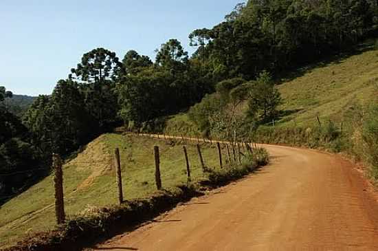 ESTRADA NA REA RURAL DE GONALVES-MG-FOTO:MAURO - GONALVES - MG