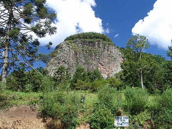 PEDRA CHANFRADA EM GONALVES-MG-FOTO:ACCOSTA - GONALVES - MG