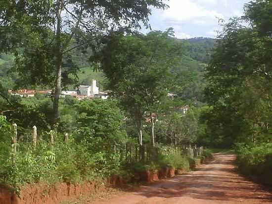 ESTRADA DE TERRA CHEGANDO EM GORORS-FOTO:HELIOMAR CASSIANO - GORORS - MG