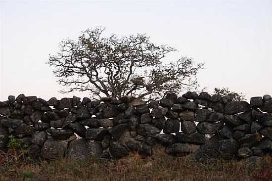 MURO DE PEDRAS EM GOUVEIA-FOTO:GEOGLAUCO - GOUVEIA - MG