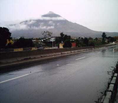 PICO DA IBITURUNA EM DIA DE NEBLINA, VISTO DO BAIRRO PALMEIRAS, POR IZEQUIAS SILVA - GOVERNADOR VALADARES - MG