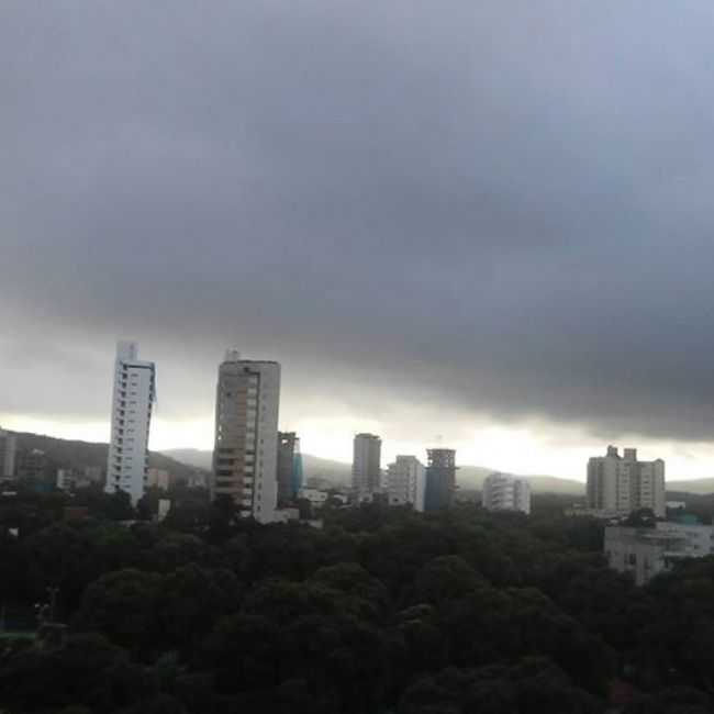 UM AMANHECER NUBLADO EM VALADARES, POR KNIA EPIFNIA - GOVERNADOR VALADARES - MG