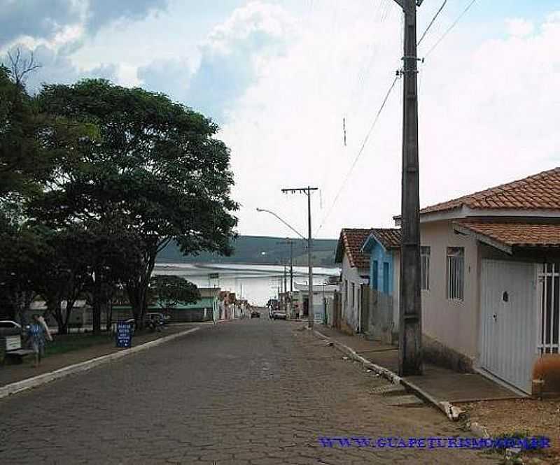 GUAP-MG-RUA DA CIDADE E AO FUNDO O LAGO DE FURNAS-FOTO:GUAPETURISMO. - GUAP - MG