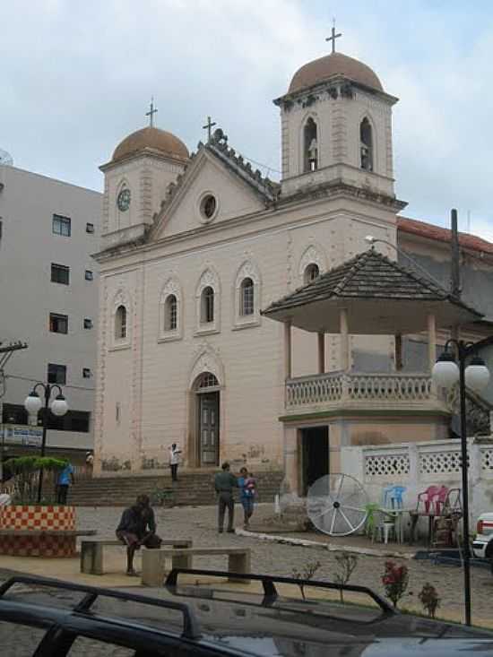 IGREJA MATRIZ DE SANTANA COM CORETO EM PRIMEIRO PLANO-FOTO:FABIO ARREBOLA - GUARACIABA - MG